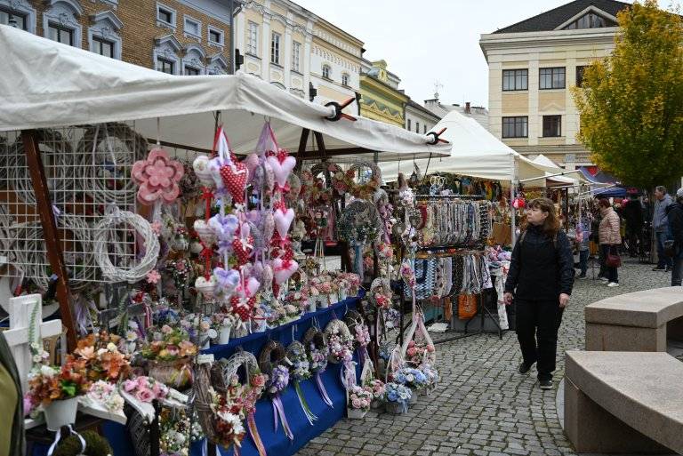 Farmářské dobroty a spoustu dalšího zboží nabídly Podzimní farmářské trhy, které se konaly na Masarykově náměstí v sobotu 11. října. Trhy oživili také muzikanti různých stylů.