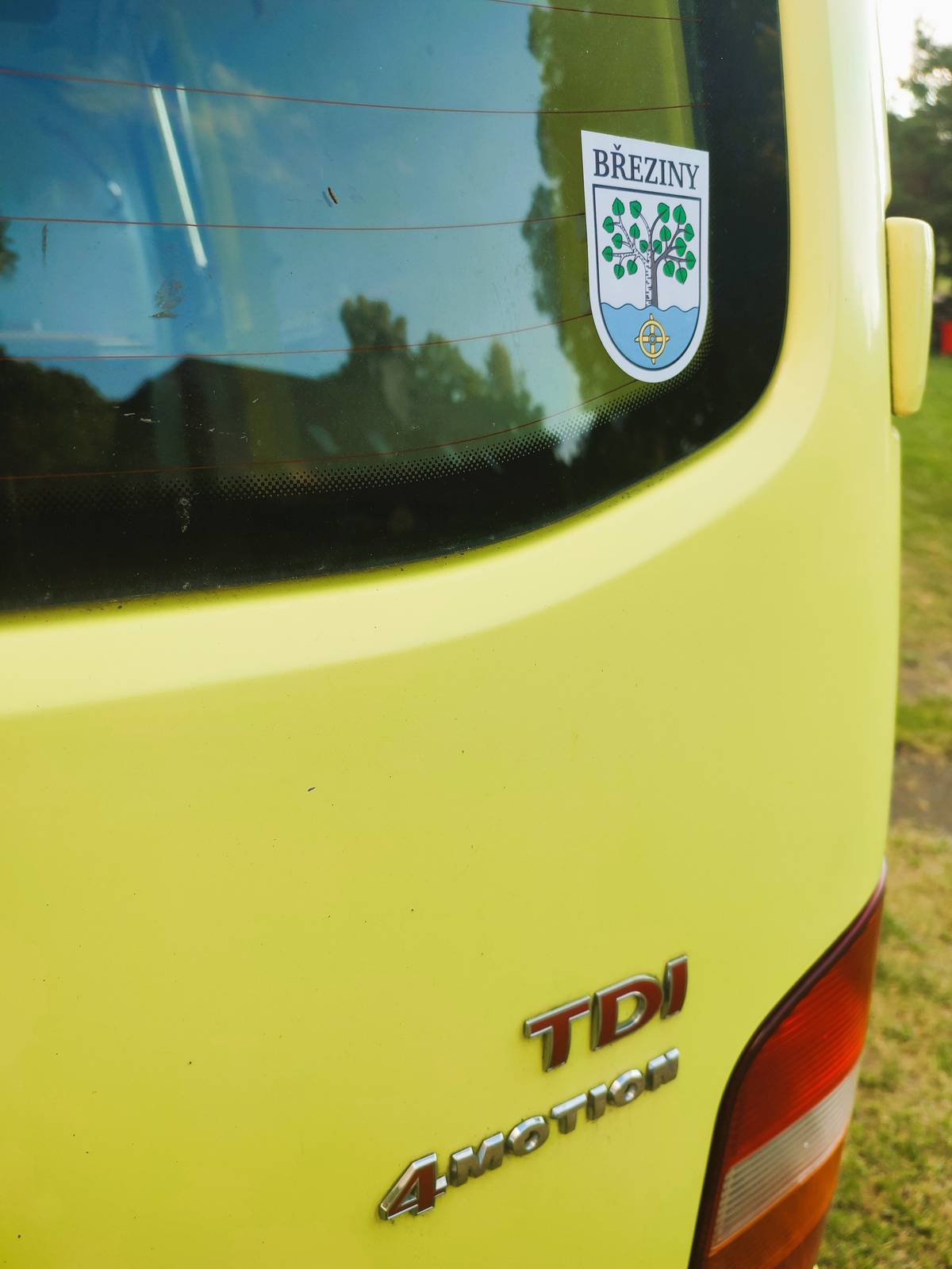 Vzhledem k tomu, že máme - a snažíme se i nadále udržovat - přátelské, dobré a pevné vztahy se sousední malou a skoro podobně "bezvýznamnou" vesničkou Březiny 🤭, tak se rádi připojujeme k podpoře SDH Březiny v Anketě dobrovolný hasič roku. Pokud budete mít chvilku čas, klikněte na odkaz a zahlasujte. Kazdý hlas může být rozhodující!   Nejde o nic menšího než o cílený a plánovaný posun vpřed a co nejdál před Pustou Rybnou🙂. Obec Březiny šlape a má jasně vytyčeny své cíle.. jen v rychlosti zmíníme například: obecní znak, "novou" CASku a nyní plánuje vítězství v Anketě dobrovolný hasič roku.   Ano. Pustá Rybná nic takového nemá, ani na to necílí, protože.. někdo musí s chutí poskytnout to pozadí, to podhoubí k tomu, aby měla sousední obec motivaci a potřebu být v něčem lepší 😁 zdravá rivalita se tomu říká? 😏   Takže milí Březiňáci, náš obecní hlas samozřejmě máte 😊 a věříme, že se přidá i dostatečné množství místních a nemístních, aby to mohlo dopadnout.   Držíme vše, co se dá 👍   Dejte hasičům z Březin svůj hlas hlasovat lze do 20. 10. 2025   Na internetu se dá hlasovat pro Březiny na tomto odkazu. https://www.adhr.cz/hlasovani-sbory/   Dále je ještě možnost hlasovat pomocí SMS  (6,- Kč) na telefonní číslo 9007706 a ve tvaru  HASICI (mezera) SVC2 😉Mockrát děkujeme😉   Foto rybenského obecního automobilu.. jen pro upoutání pozornosti.. 😆