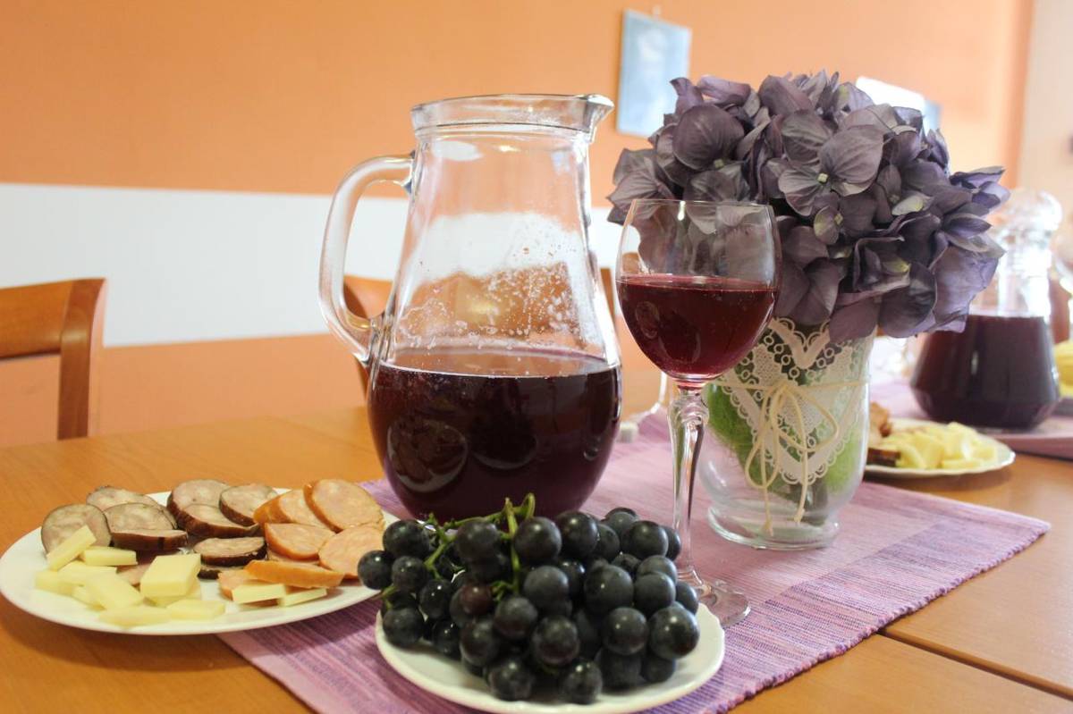 V našem domově jsme si užili krásný podzimní den věnovaný burčáku. Burčákové odpoledne se konalo napříč celým domovem, a ochutnávka lahodného moku tak potěšila opravdu všechny klienty.