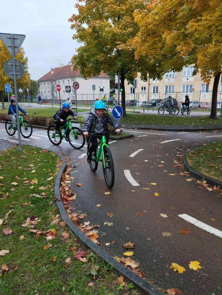 Žáci 4. a 5. ročníku si vyzkoušeli pravidla silničního provozu v praxi při návštěvě dětského dopravního hřiště v Blovicích.