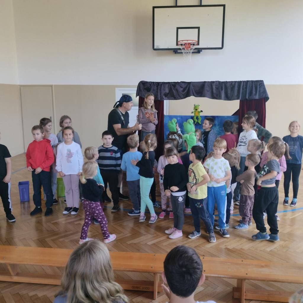 Přijelo k nám divadlo, které mělo tématiku Třídění odpadu. Společně jsme si zpívali o zvířatech, planetě a odpadcích kolem nás.