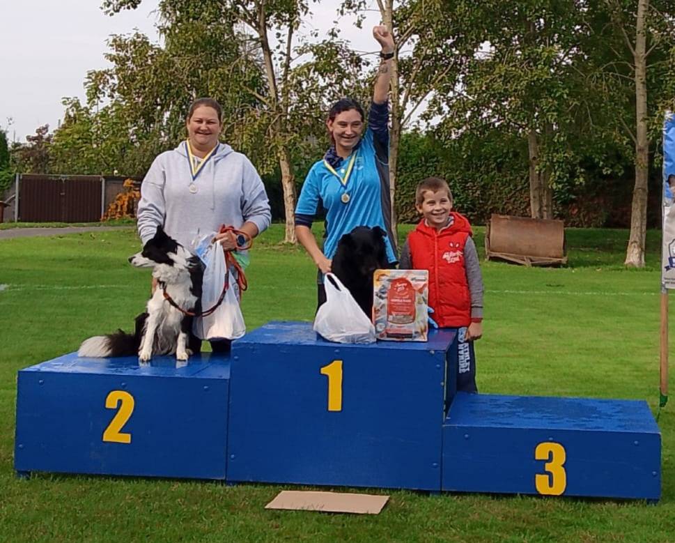 V neděli 28. září se na fotbalovém hřišti v Radovesicích konaly oblíbené agility závody psů, které přilákaly soutěžící i diváky z blízkého i vzdálenějšího okolí.