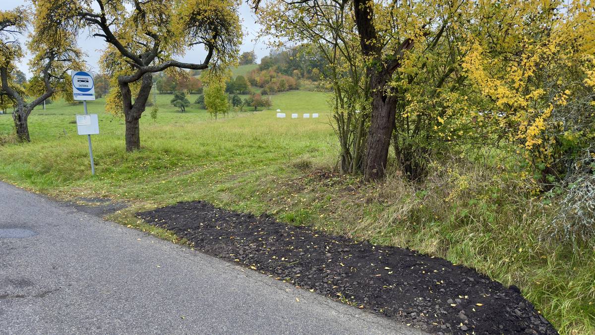 Na základě požadavku občanů jsme rozšířili propust u zastávky u hřiště. Zároveň  jsme zvětšili nástupní a výstupní prostor.