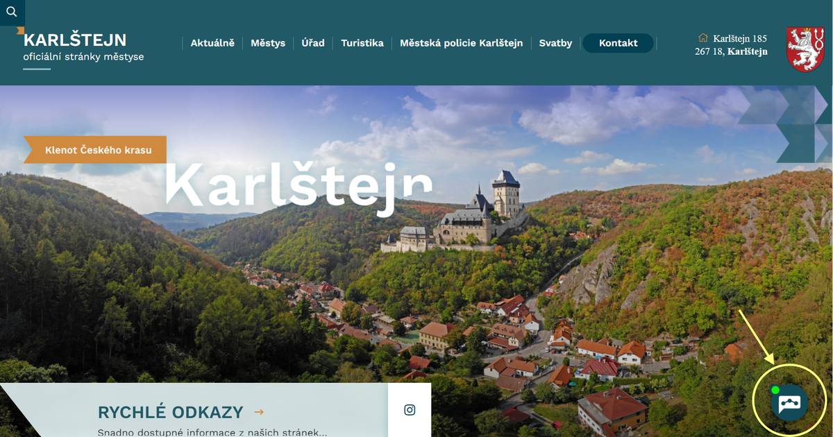 Milí přátelé, od dnešního dne můžete vyzkoušet chatbota Chettyho, který nově pomáhá s vyhledáváním informací na webových stránkách městyse Karlštejn. Jak s ním pracovat? Je to jednoduché - pokud si otevřete web městyse www.mestys-karlstejn.cz, tak v pravém dolním rohu naleznete ikonu (ikona je zvýrayněna na přiložené vizualizaci). Po kliknutí na tuto ikonu se Vám otevře dialogové okno, jehož pomocí můžete s Chettym komunikovat - jednoduše stačí napsat dotaz a Chetty Vám během několika vteřin připraví na základě své znalosti informací umístěných na webu městyse relevatní odpověď. Chettyho můžeze oslovovat i v cizích jazycích.  Prosím, vyzkoušejte tuto novou službu, kterou nyní testujeme ve zkušebním režimu a pošlete nám svůj feedback či případné připomínky na e-mail mistostarosta2@obeckarlstejn.cz Děkujeme za pozornost a přejeme hezký den městys Karlštej