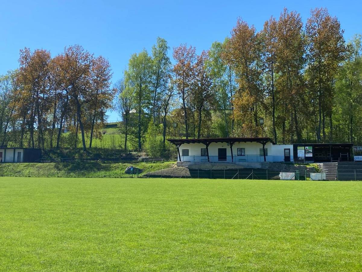 V následujících dnech dojde k bourání starých fotbalových kabin na našem hřišti z důvodu výstavby kabin nových.