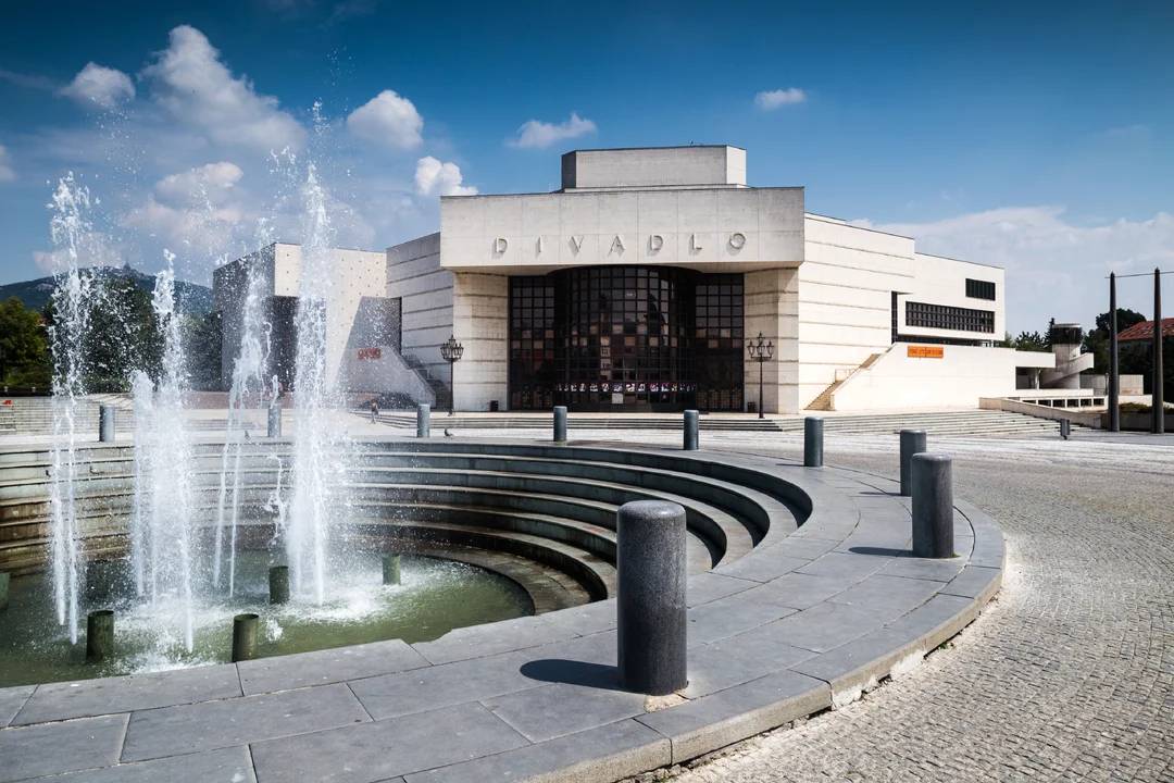 Jókaiho divadlo z Komárna zavíta v tomto roku do Nitry, kde odohrá tri predstavenia v maďarskom jazyku v Divadle Andreja Bagara.