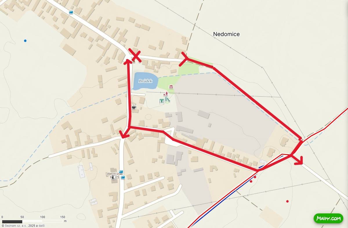 Milí sousedé, upozorňujeme, že v Kozí ulici bude zítra - čtvrtek 16.10. v dopoledních hodinách, nemožný průjezd po dobu skládání stavebního materiálu u Pastoušky, cca 1-2 hodiny. Přesný čas nebyl upřesněn z důvodu možných dopravních komplikací na trase od výrobce. Do ulice je možný přístup polní cestou kolem strouhy, od vrby u dálnice. Stejnou cestou je možné ulici opustit, za předpokladu opatrnosti a přizpůsobení jízdy stavu polní cesty. Děkujeme za pochopení