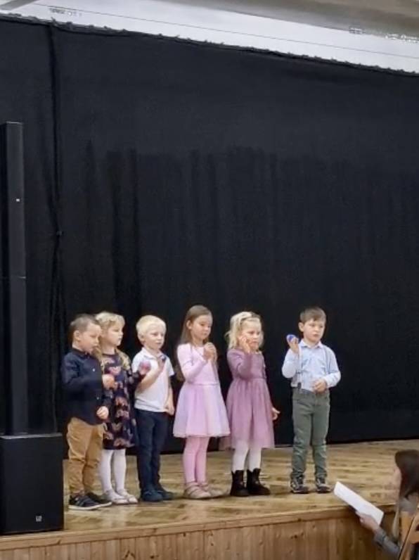 V neděli děti z MŠ vystoupily na dni seniorů. Zarecitovaly, zazpívaly a rozdali přání babičkám a dědečkům, která si pro ně připravily.