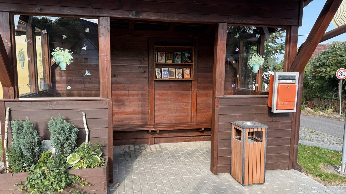 1. Vedoucí prodejny oznamuje, že tento pátek 17.10. odpoledne a v sobotu 18.10. bude prodejna uzavřena. 2. Děkujeme Vám všem, kteří jste zaslali stav vodoměru. 3. V pátek a v sobotu 17. a 18.10. bude prováděna výměna vodoměrů v další části obce a budou prováděny odečty vodoměrů správcem vodovodu. Z důvodu montáže vodoměrů v pátek 17.10. bude docházet v dopoledních hodinách k odstávkám vody, za což se omlouváme a děkujeme za pochopení. Vinnou odstávek může dojít k dočasnému zakalení dodávané vody. 4. V dřevěné autobusové čekárně jsou k dispozici knihy k rozebrání nebo jenom tak ke čtení.