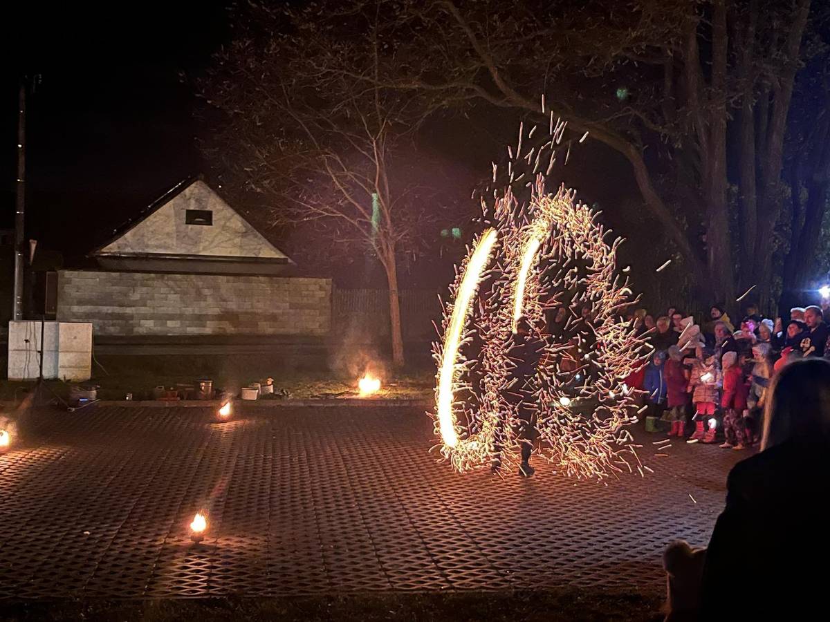 Srdečně Vás ve spolupráci s Mateřskou školou Borovy zveme v pátek 7. listopadu 2025 na lampiónový průvod. Sejdeme se v 17:30 hodin na návsi před budovou obecního úřadu. S sebou si vezměte lampión (pokud možno svítící) a dobrou náladu. 😊 Před začátkem průvodu si můžete zakoupit létající lampión splněných přání, který na konci průvodu vyšleme se svým přáním k Ježíškovi na oblohu. Lampiónek si můžete zakoupit i v týdnu před akcí u učitelek v MŠ Borovy.  💥Akce bude zakončena ohnivou show na parkovišti u vlakové zastávky!💥