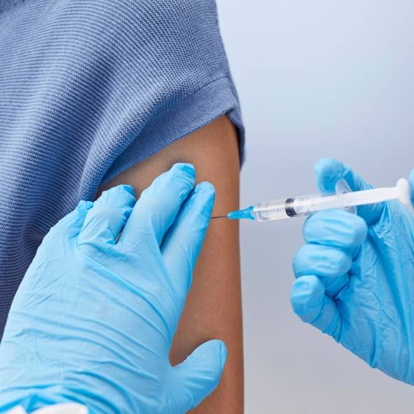 V ordinaci MUDr. Maule Šimovičové probíhá očkování proti sezónní chřipce a onemocnění COVID-19. U pacientů nad 65 let jsou obě vakcíny plně hrazeny pojišťovnou, samoplátci hradí očkování proti chřipce ve výši 600 Kč.