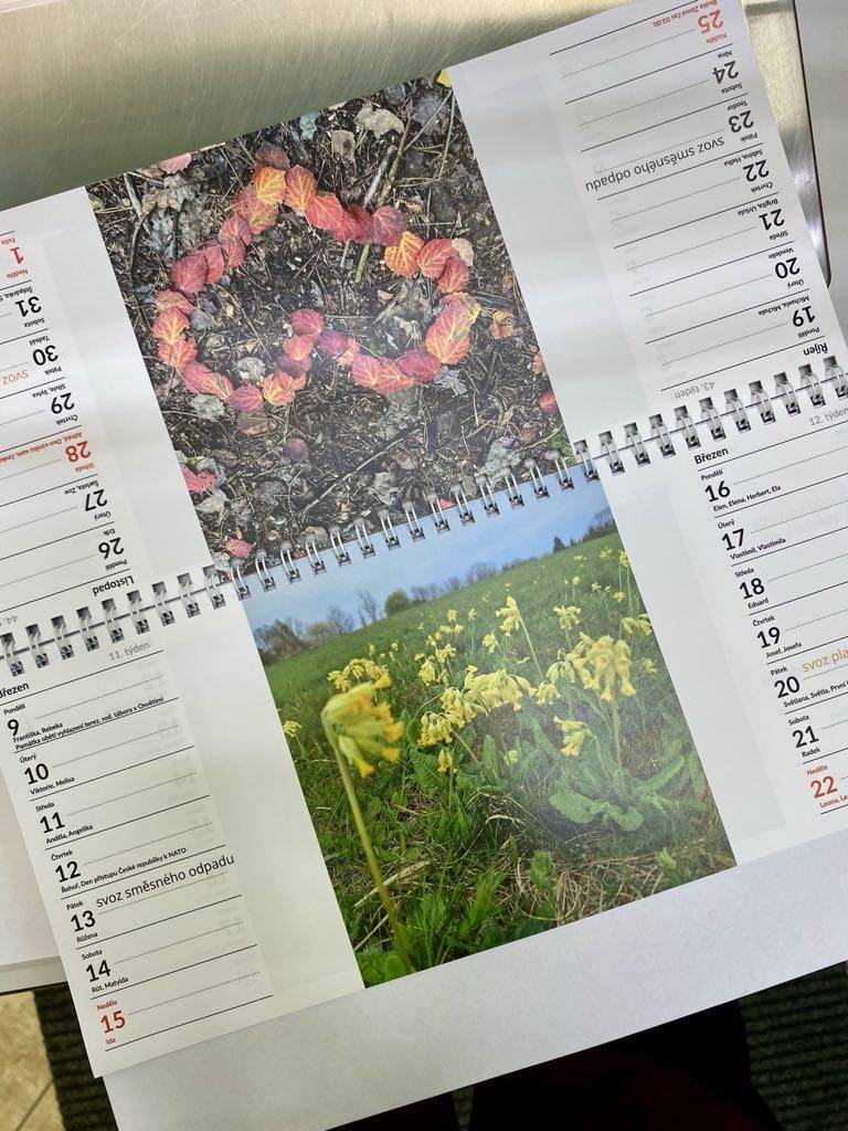 Vážení občané,  nově máte možnost zakoupit stolní kalendář na rok 2026 na poště Partner v Ludvíkovicích.  V kalendáři jsou přehledně vyznačeny dny svozu komunálního odpadu, plastů a papíru.  Kalendář má čtrnáctidenní formát a jeho cena je 100 Kč.  Děkujeme za Váš zájem!