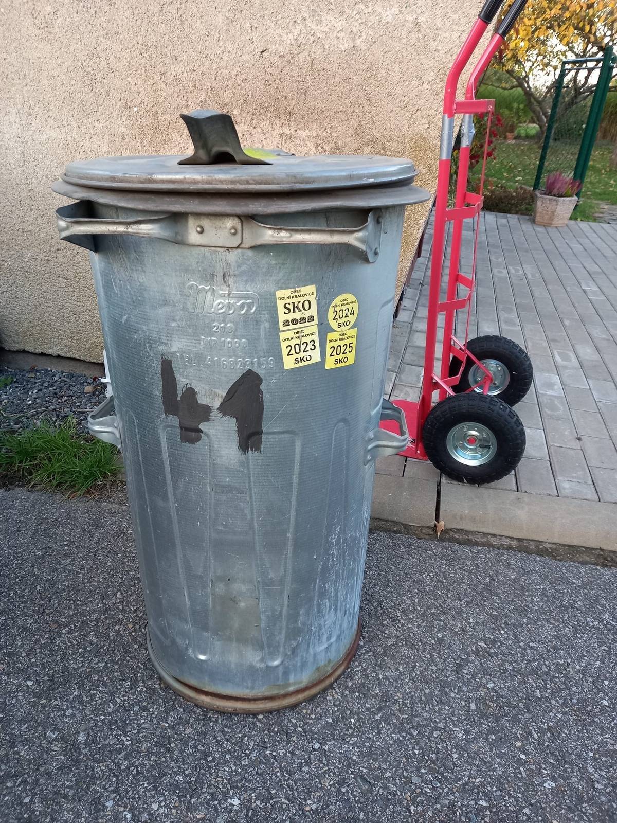 Vážení občané,   Technické služby Vlašim s.r.o. žádají všechny obyvatele, aby označili své popelové nádoby číslem popisným domu, ke kterému nádoba náleží.  Toto označení usnadní odvoz odpadu a pomůže předcházet záměnám nádob.  Děkujeme za pochopení a spolupráci.   S pozdravem  Technické služby Vlašim