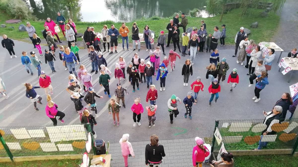 Víte, že je naše základní škola zapojená do celostátního projektu " Pěšky do školy"? Cílem je bezpečnější dopravní situace kolem budovy horní školy. Akci včetně komunitní snídaně připravuje 1. stupeň ZŠ, všem patří velké díky. I letos byla akce, která se koná vždy v září, velmi vydařená. A jak to všechno vzniklo a další informace najdete v článku na stránkách " Pěšky městem" zde: https://peskymestem.cz/jak-jsme-zacali-chodit-pesky.../...   a článek z letoška zde: http://www.zspomezi.cz/aktuality