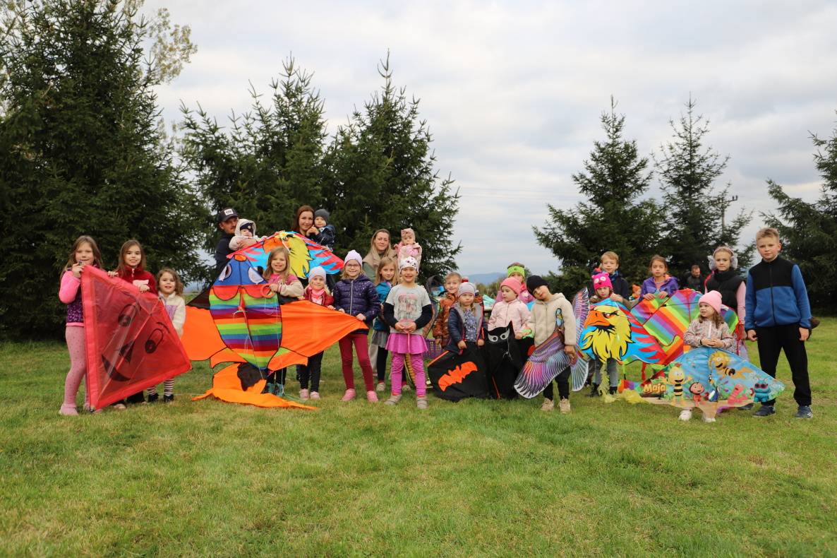 Jeseň je obdobím, keď sa príroda pripravuje na oddych. Je to čas zberu úrody, odlietania vtákov do teplejších krajín, čas, keď si zvieratá robia zásoby na zimu a stromy sa pýšia pestrofarebnými listami. A práve jeseň je aj obdobím, keď sa na oblohe objavujú šarkany.