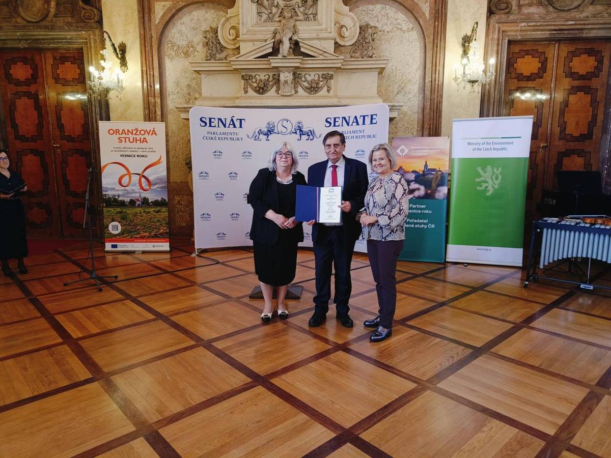 V úterý 14. října 2025 se na pozvání Stálé komise Senátu pro rozvoj venkova uskutečnilo Slavnostní vyhlášení Oranžové a Zelené stuhy ČR roku 2025 a setkání vítězných obcí soutěže Vesnice roku 2025 ve Valdštejnském paláci v Praze.