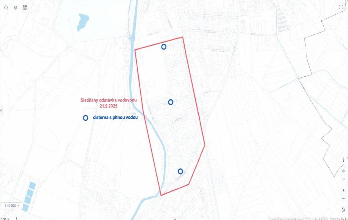 Z důvodu výměny uzávěrů a rekonstrukce vodovodního řadu dojde k přerušení dodávky pitné vody v části města Slatiňany. 📅 Termín odstávky: 🕗 Od úterý 21. 10. 2025 od 8:00 🕐 Do úterý 21. 10. 2025 do 13:00 🏗️ Dotčené ulice: • Školská • Ke Stadionu • Jungmannova • 5. května • Neumannova • Příční • T. G. Masaryka • Škrovádské nábřeží 🚰 Náhradní zásobování: Pro zajištění pitné vody budou přistaveny cisternové kontejnery na těchto místech:   ul. Školská č. p. 530   ul. Neumannova č. p. 481   ul. Neumannova/Škrovádská   Po obnovení dodávky vody bude provedena kontrola kvality a odkalení vodovodní sítě. Děkujeme za pochopení a trpělivost po dobu prací.