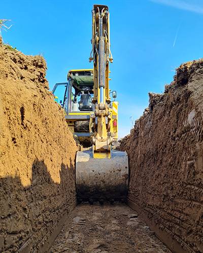 Obecný úrad oznamuje, že od 14.10.2025 (utorok) budú v ulici od predajne COOP Jednota po družstevnú bytovku prebiehať výkopové práce pri budovaní kanalizácie. Počas týchto prác Vás žiadame o trpezlivosť a ústretovosť, nakoľko prechod automobilom cez ulicu a parkovanie automobilov nebude možné.