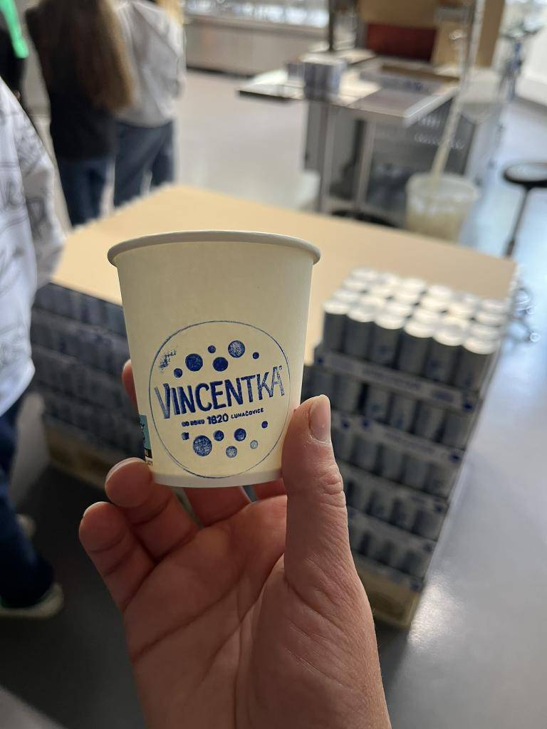 Žáci 5. ročníku navštívili plnírnu Vincentky v Luhačovicích.