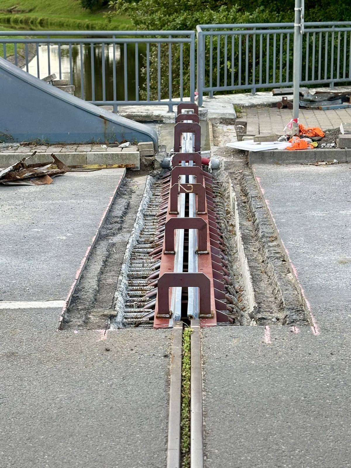 Oprava bude nadále pokračovat, ale není potřeba dalších dopravních omezení. Dva následující víkendy nebude most uzavřen tak, jak bylo plánováno, ale bude průjezdný v obou směrech.  Sdílejte tuto radostnou zprávu 👍