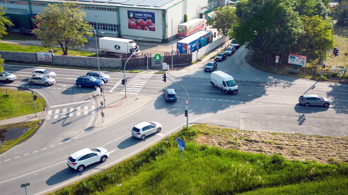 Pre časom sme vás informovali o krokoch, ktoré obec podniká pri riešení tranzitnej dopravy – od plánovaného obchvatu cez navrhovaný diaľničný privádzač na R7 až po úpravy na ceste I/63. Odvtedy sa prípravy posunuli ďalej.