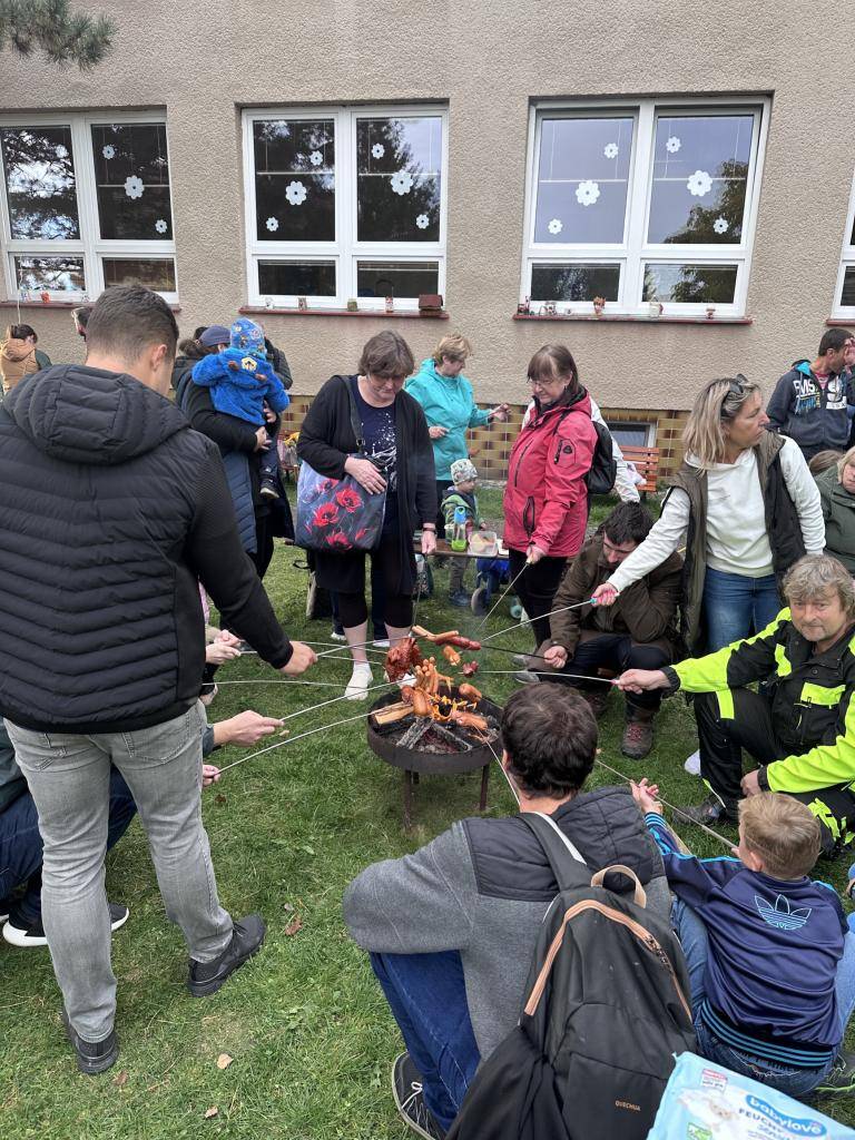 Odpoledne na školní zahradě věnované dětem i seniorům.