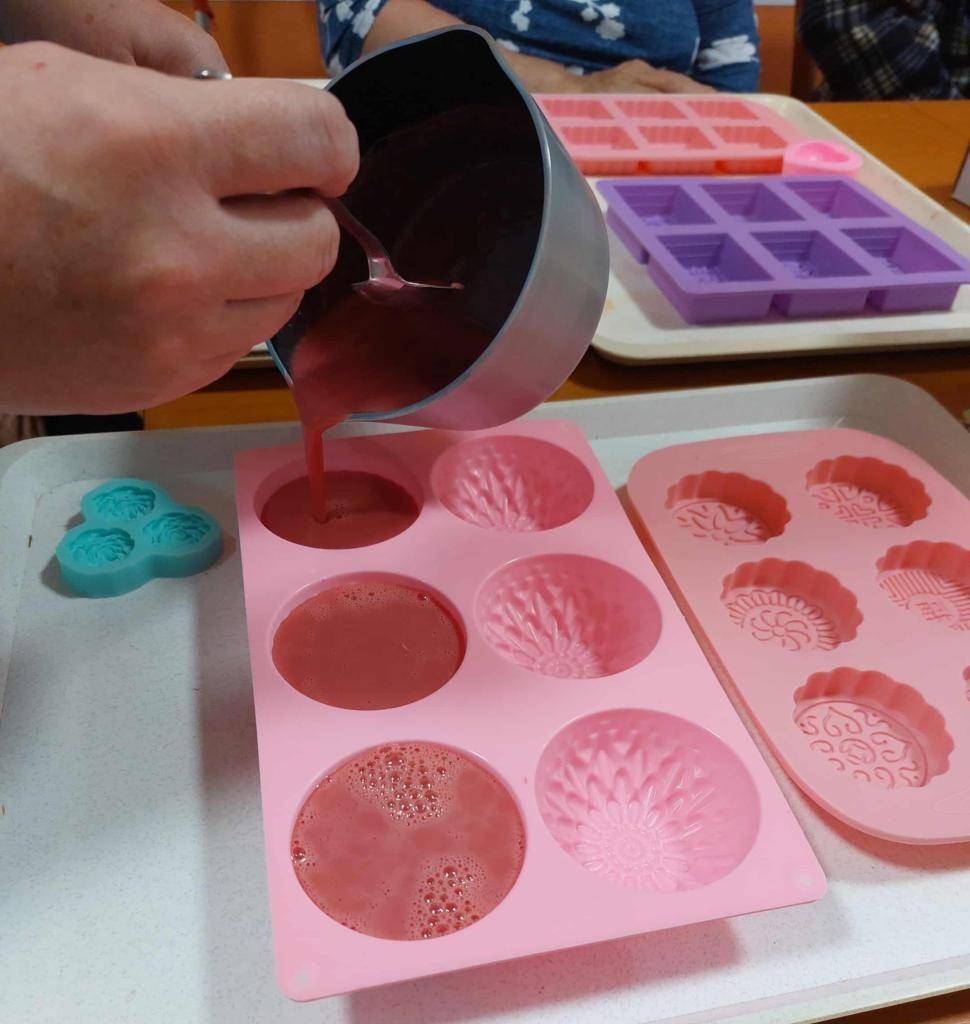 Na oddělení jsme si užili den plný vůní a tvořivosti. Pustili jsme se do výroby vlastních mýdel – nejprve jsme rozehřáli mýdlovou hmotu, poté přidávali voňavé esence,  podle vlastní fantazie i nálady.