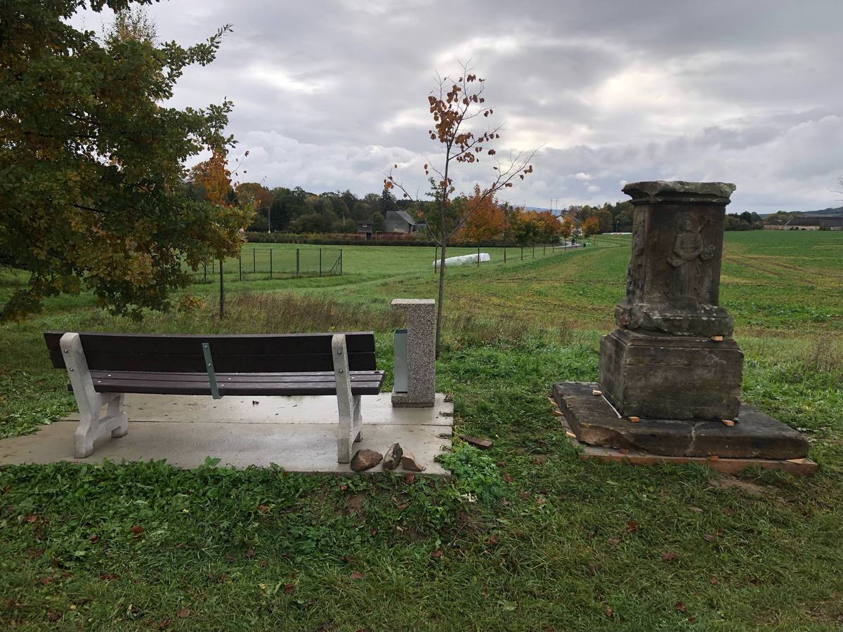 Lavička umístěná v roce loňském, socha přemístěná letos a komplexní renovace do konce listopadu 2025. Jedna z posledních soch na katastru obce Žichlínek prochází restaurátorským zásahem, odborným ošetřením a doplněním chybějících fragmentů. ---------------------------- Velké díky patří městu Lanškroun za darování jednoho z chybějících fragmentů. ---------------------------- V roce 2026 pokračujeme opět před kostelem a jako vždy i využitím dostupných dotací na obnovu památek, tak jako u všech předchozích soch.