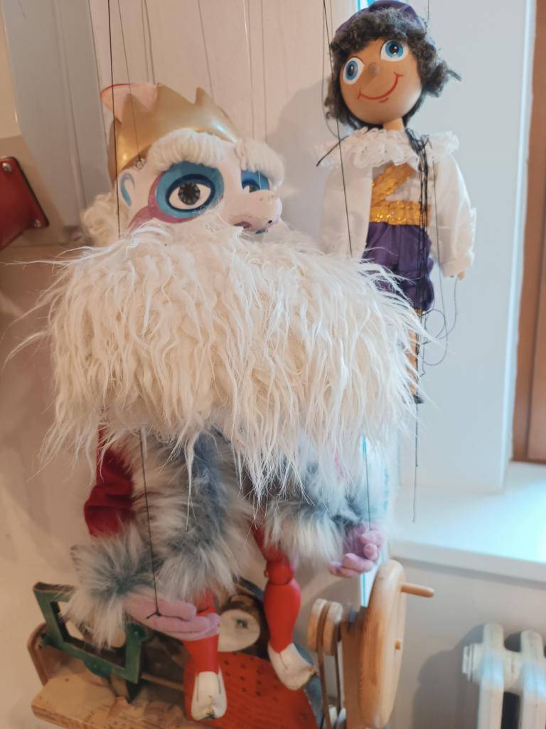 Ve čtvrtek 16.1O.žáci shlédli divadelní představení „Pták Ohnivák a liška Ryška“ v divadle Lampion Kladno. Po skončení představení se v rámci výtvarné dílny zapojili do tvořivé činnosti a také si vyzkoušeli role herců. Představení se moc líbilo a zanechalo v dětech silný zážitek.