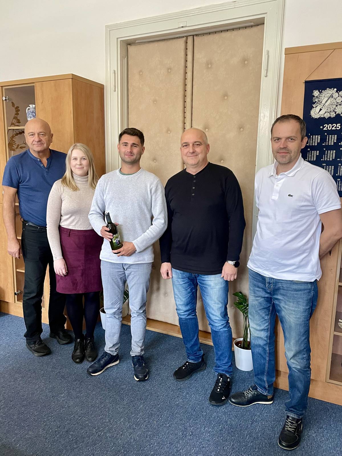 Dnes k nám zavítali letošní stárek a stárka, aby nás oficiálně pozvali na Svatomartinské hody 2025, které proběhnou o víkendu 7.–9. listopadu. 🌸Stárkou se stala Michaela Svobodová. 🎩 Stárkem je letos Martin Vajčner. Oba pocházejí ze souboru Žerotín, který letos převzal pomyslnou štafetu od minulých hodových pořadatelů ze souboru Danaj. Děkujeme za milou návštěvu a těšíme se, až to zase celé ožije kroji, muzikou, zpěvem a tancem! 🎻✨