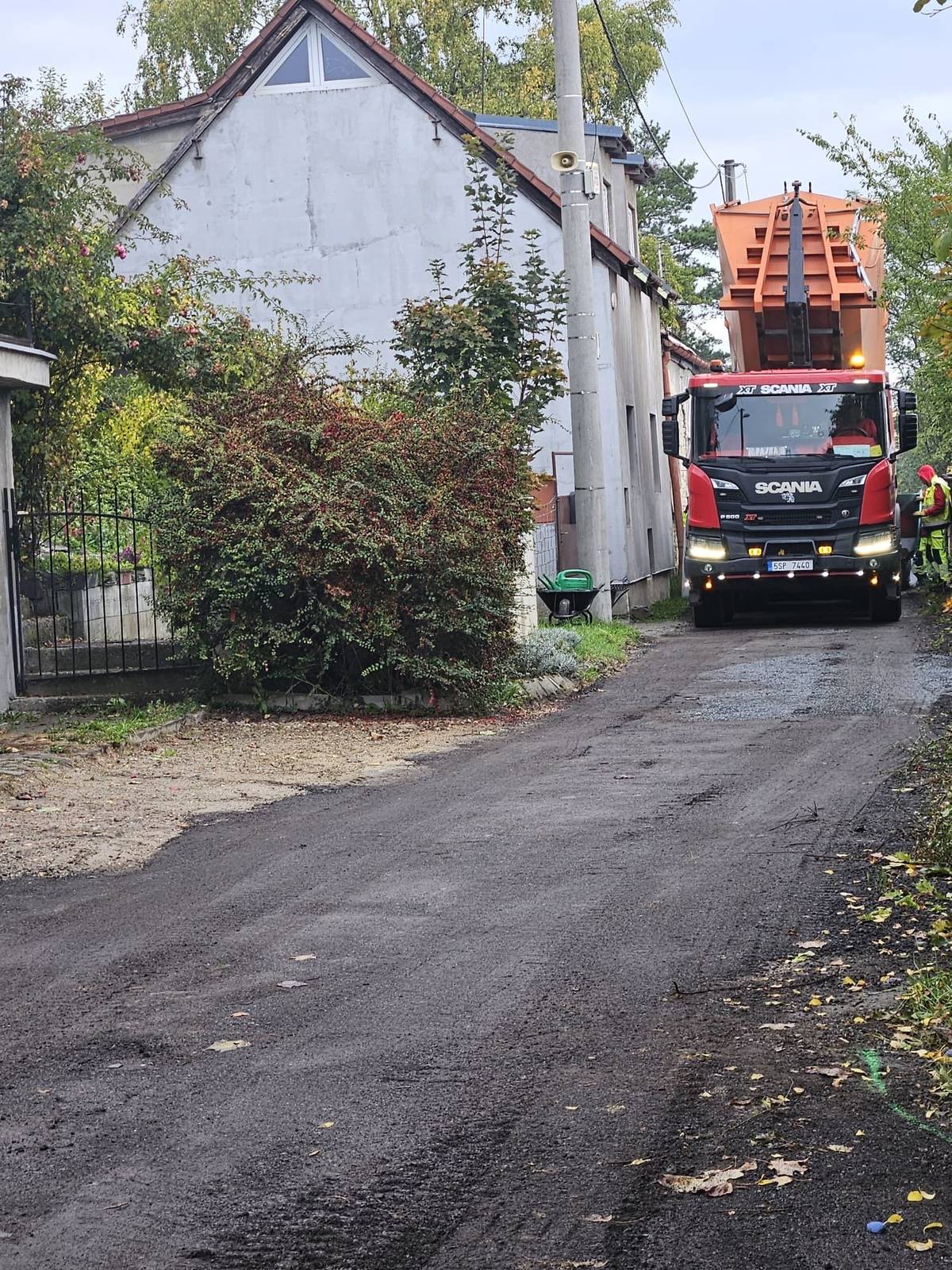 Vážení občané, v pátek 17. 10. 2025 budou v ulici Dělnická probíhat práce na chodnících a vjezdech. Prosíme proto o vyparkování vozidel v době od 7:00 do 16:00. Zároveň žádáme obyvatele ulice Ve Višňovce, aby od pátku 17. 10. do úterý 21. 10. 2025 nechali ulici zcela volnou – platí zákaz vjezdu všech vozidel. 👉 V uvedených dnech proběhnou dokončovací práce, v neděli asfaltový postřik a v pondělí pokládka vrchní asfaltové vrstvy. Děkujeme za pochopení a trpělivost.