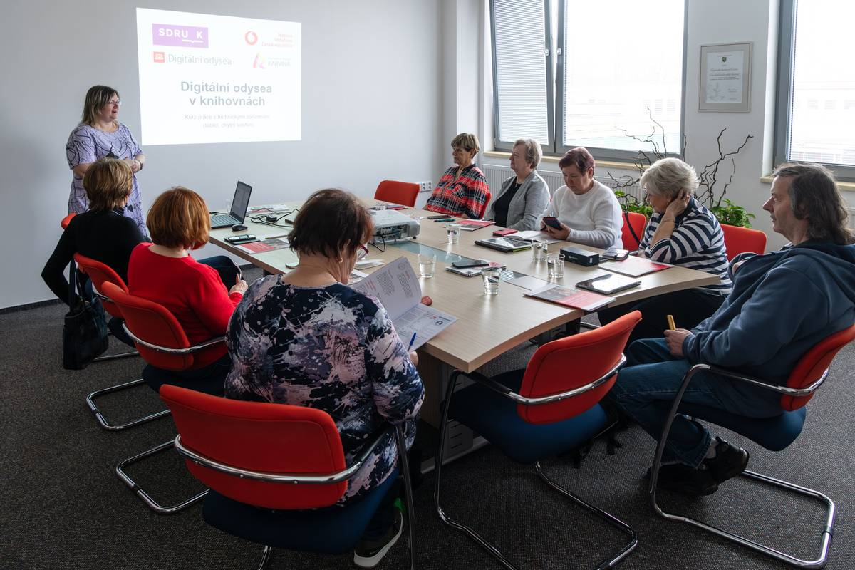 Moderní technologie nejsou jen pro mladé – dokazují to karvinští senioři, kteří se díky Regionální knihovně Karviná učí s jistotou ovládat své chytré telefony. V rámci projektu Digitální odysea zvládají čím dál víc: od práce s QR kódy, focení a sdílení snímků až po e-nákupy nebo bezpečné používání aplikací. Kurzy i individuální konzultace jsou mezi seniory čím dál oblíbenější – od roku 2023 jimi prošla už téměř stovka účastníků. 👉 „Senioři se učí opravdu širokou škálu věcí – od práce s QR kódy, fotografování a sdílení snímků až po stahování aplikací, nakupování přes e-shopy nebo základy kybernetické bezpečnosti. Někdy je to náročné, protože každé zařízení má trochu jiné ovládání i nastavení, ale vždycky to společně zvládneme. A i my se při tom pořád učíme – rozšiřujeme si obzory a objevujeme nové možnosti,“ říká knihovnice a lektorka Digitální odysey Renáta Klimková. Další termíny kurzů: 📅 4. listopadu a 10. prosince 2025 📍 Regionální knihovna Karviná 📞 Přihlásit se můžete osobně nebo telefonicky. 💬 „Senioři získávají jistotu, odvahu a chuť objevovat nové věci. A to je pro nás ta největší odměna,“ dodává ředitelka knihovny Markéta Kukrechtová.