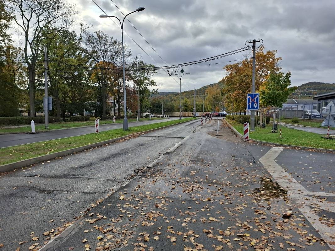 Realizace celoplošné opravy povrchů komunikací v ulici Krčínova se časově protáhly. V ulici je totiž instalováno trakční vedení pro trolejbusovou dopravu a opravy za použití těžké techniky jsou možné pouze tehdy, když je napájení trakčního vedení vypnuté. Z provozních důvodů Dopravní podnik města Ústí nad Labem vypínání trakčního vedení umožňuje pouze o víkendech, což způsobilo zpomalení realizace celé akce. Podle informací pracovníků Odboru dopravy a majetku Magistrátu města Ústí nad Labem by oprava měla být dokončena v neděli 26. října.