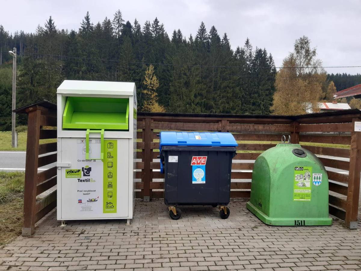 Kontejner na textil je přemístěn z parkoviště u Domovjanky k autobusové zastávce Bílá - zámeček.