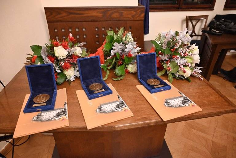 Tři další hranické osobnosti rozšířili počet držitelů Ceny města Hranic. Zastupitelé města na svém říjnovém jednání rozhodli o udělení  Ceny města výtvarníkovi Ing. Jiřímu Benešovi, fotografovi Jiřímu Necidovi a  projektantovi dopravních staveb Ing. Jaroslavu  Svítkovi – in memoriam. Ceny města budou slavnostně předány v pondělí 10. listopadu 2025 od 16. hodin.