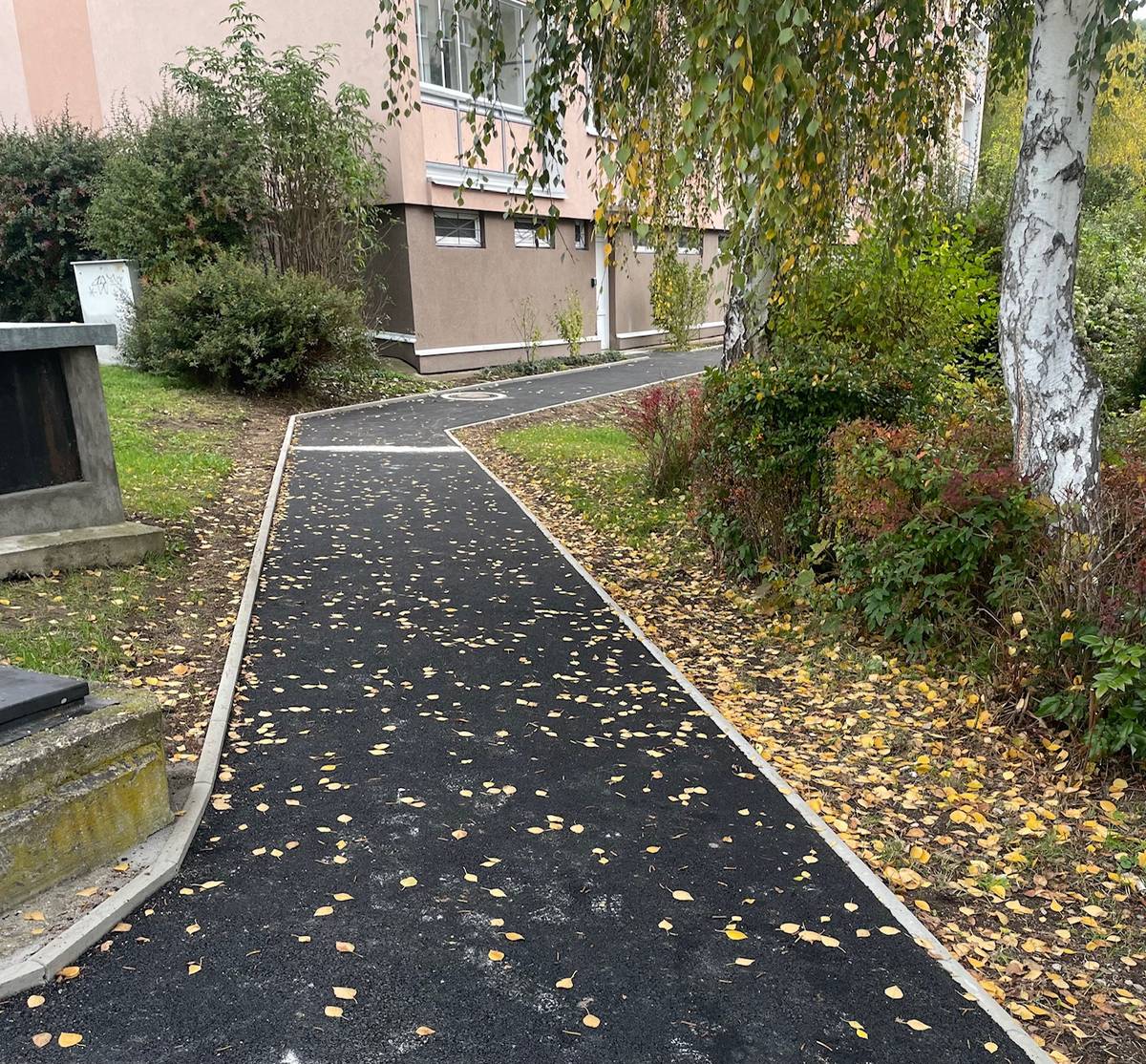 Opravy chodníků stále pokračujjí, dokončeny jsou opravy v ulicích Dvojdomí a Obvobodová v Krásném Březně.