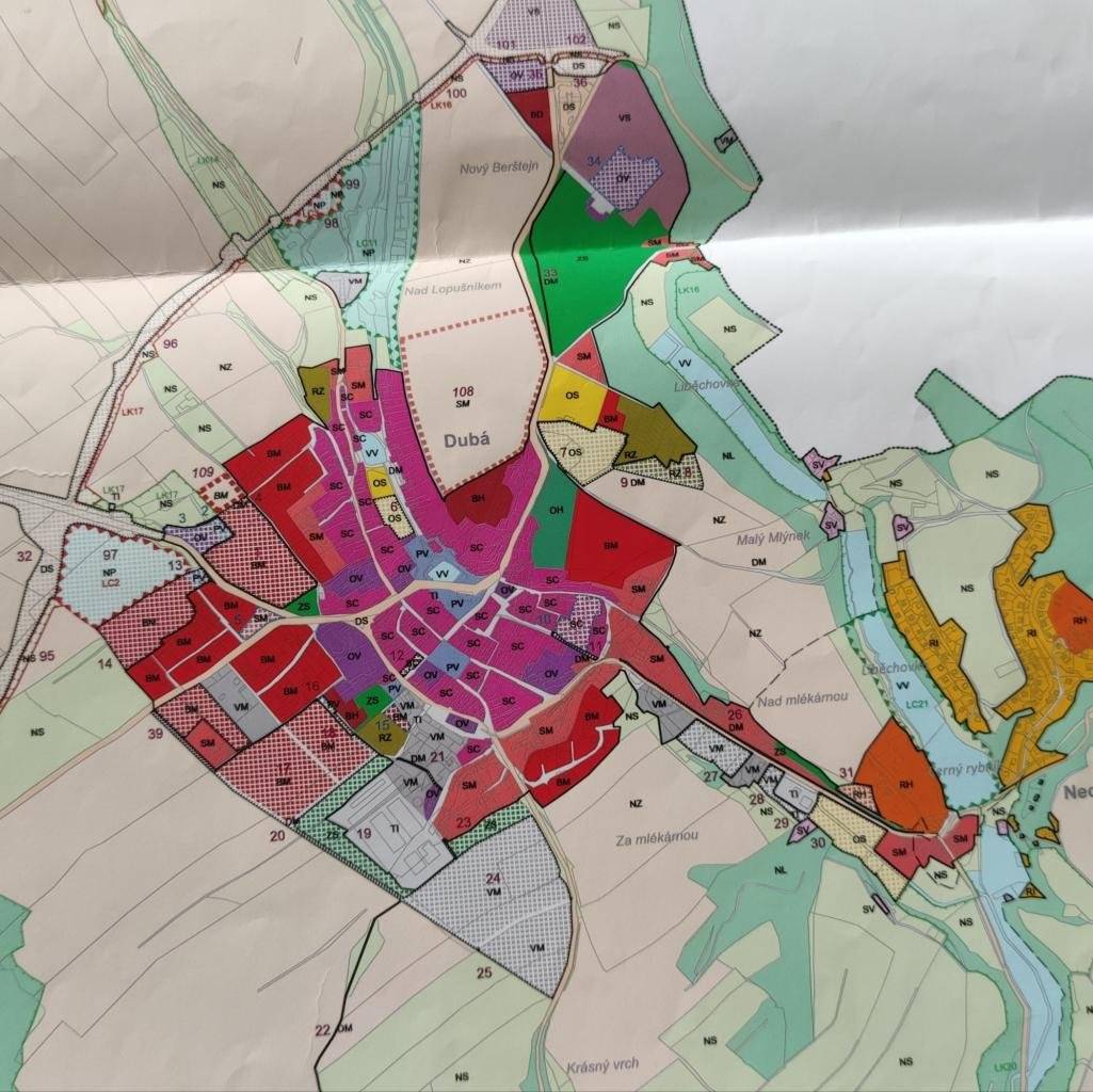 Vážení občané a vlastníci nemovitostí, rádi bychom Vás informovali, že se blíží dokončení změny územního plánu č.3, které by mělo proběhnout do konce roku 2025.  Již nyní se připravujeme na Zprávu o uplatňování územního plánu, která zhodnotí dosavadní vývoj. V rámci hodnocení zprávy je možné podat návrhy na další změny. Všechny podněty je třeba zaslat k panu tajemníkovi do konce roku 2025. Platný územní plán naleznete na webu města: Územní plán města Dubá - Oficiální stránky Město Dubá Prvním krokem k zahájení procesu změny Územního plánu Dubá je podání žádosti vlastníka pozemku/ů na náš úřad.  Více informaci naleznete zde: Změna územního plánu - Oficiální stránky Město Dubá Potřebný formulář zde: formulář - žádost o změnu územního plánu Konzultace a případné dotazy směřujte na pana tajemníka, Bedřicha Janďourka. Bedřich Janďourek - tajemník jandourek.bedrich@mestoduba.cz tel. 487 870 201, mobil 606 372 922 ID (datová schránka) 75ybej8