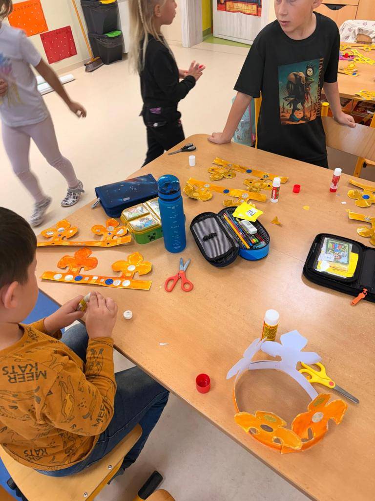 V rámci tematického vyučování se žáci seznámili se životem svatého Václava a jeho významem v české historii. V matematice počítali poklad a také si vyrobili vlastní koruny.