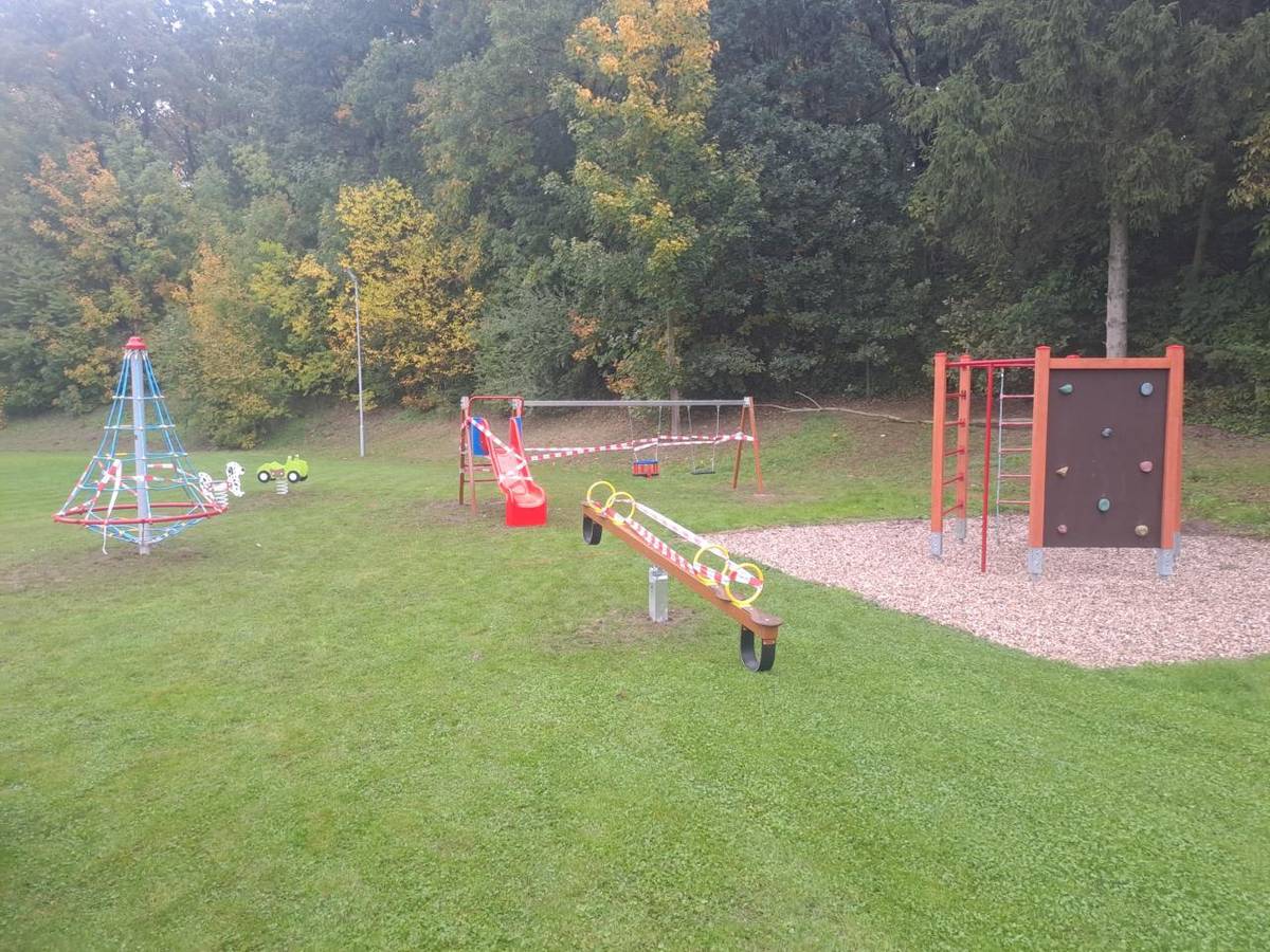 Od 20. října 2025 mohou děti využívat nové dětské hřiště na louce. K dispozici budou následující herní prvky - řetězová dvojhoupačka se skluzavkou, vahadlová houpačka (čtyřmístná), houpadla na pružině (2 ks), lanový kolotoč – kužel.  Doufáme, že dětem přinese spoustu radosti a zážitků.