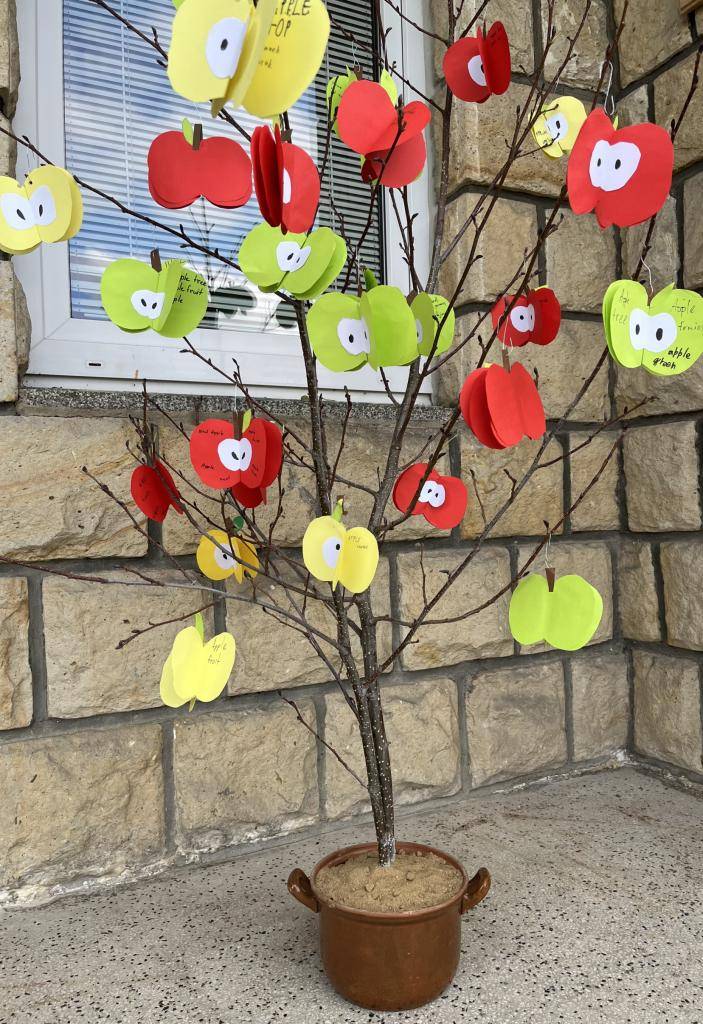 Ve středu 15. října jsme si ve škole užili "Jablíčkový den" plný tvoření, her, pokusů a spolupráce napříč třídami.