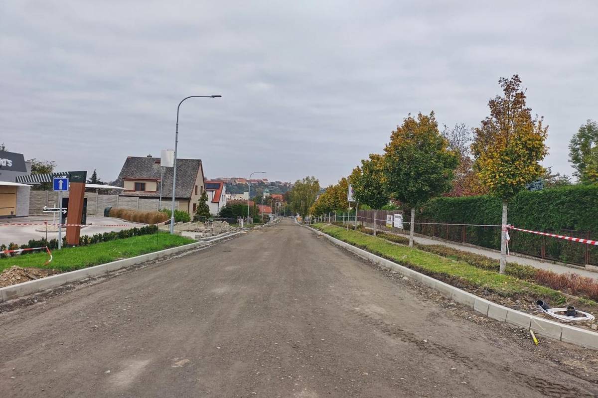 Dnes 16. 10. 2025 proběhl další z pravidelných kontrolních dní na stavbě „II/610 Tuřice – Kbel (průtah Benátky nad Jizerou)". Dovolili bychom si vás informovat o aktuálním dění.