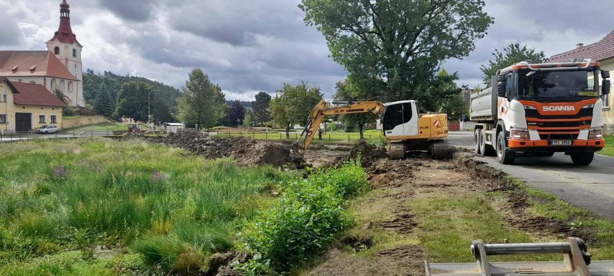 V průběhu měsíce srpna 2025 došlo k odstranění sedimentu z rybníků v Blížejově po povodních v roce 2024.