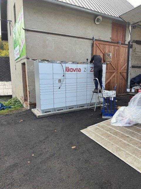 Montáž výdejního boxu zásilkovny právě probíhá , dnes bude dokončen.