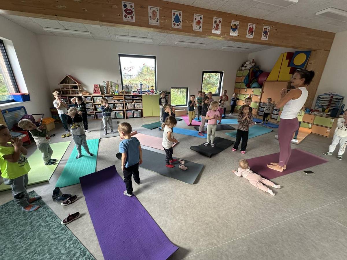 Dne 16. října 2025 k nám přišla paní lektorka jógy a s dětmi si zacvičila dětskou jógu.