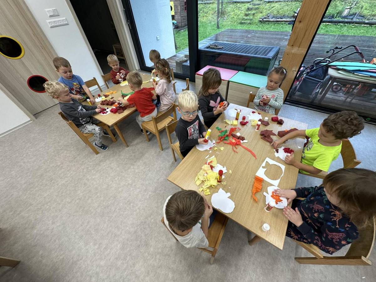 Dne 15. října 2025 proběhl v mateřské škole "Jablíčkový den". Děti středního věku a malošci si vyrobily jablíčko pomocí krepového papíru a jablíčkového skřítka.