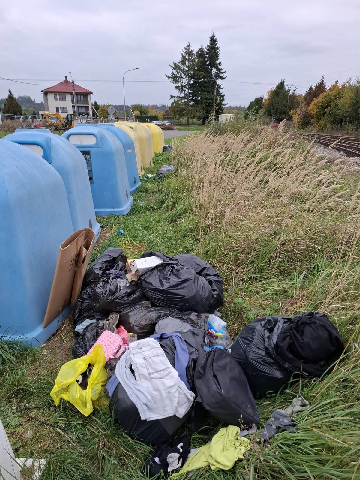 Vážení, chci vás všechny v této zprávě infokanálu o něco požádat. Nevyhazujte prosím odpadky vedle kontejnerů na tříděný odpad a to ani pytle s možná vytříděnými plasty nebo kartony papír. Nikdo tyto pytle vedle kontejnerů za vás přebírat nebude. Všechny tyto odpady umístěné mimo kontejnery, včetně mokrých karonů, musíme odvézt na skládku na Vydlaby a to již dál dělat nemůžeme a nebudeme. Posílám několik fotografií jak to vypadá okolo kontejnerů v našich vesnicích. Je to hrůza a ostuda nás všech. Drtivá většina z nás to jistě nedělá, ale několik nezodpovědných lidí je schopno vytvořit v okolí kontejnerů za jediný večer černou skládku a zcela zkazí dojem z našich vesnic. Odložení jakýchkoliv odpadků vedle kontejnerů je považováno za založení černé skládky a pokud se nám podaří pachatele usvědčit, bude předán přestupkové komisi a nejen že bude mít ostudu, ale hrozí mu i vysoká pokuta. Pokud má někdo větší množství plastů a nechce se mu to vkládat do kontejnerů, může je dovézt na sběrný dvůr do Zlivic ve středu a v sobotu.  Prosím i vás zodpovědné, kteří poctivě třídíte a dáváte do kontejnerů, pokud uvidíte, že někdo pohodí cokoliv vedle kontejnerů, pokuste se mu to rozmluvit nebo mi napište, já mu to vysvětlím. Přece si nenecháme z našich vesnic dělat smetiště. Zítra ještě všechny stanoviště uklidíme, ale pokud se situace nezlepší budeme muset instalovat ke kontejnerům kamery a přejít k sankcím. Děkuji za pochopení a omlouvám se všem poctivím za nepříjemnou zprávu.  T . Korejs, starosta
