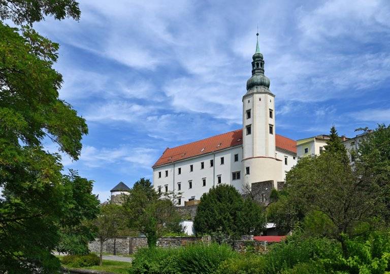 Na hranickém zámku, sídle městského úřadu, v současnosti probíhá výměna klimatizace. To znamená  nutné stavební úpravy ve 3. patře, které si vyžádaly dočasný přesun některých kanceláří.  Druhá fáze prací bude zahájena v pondělí 27. října 2025. Tato etapa se týká západního křídla podkroví budovy zámku, kde sídlí Odbor stavební úřad a životního prostředí (OSUZP) a Odbor majetkový a právní (OMP).  Výtah je dočasně v provozu pouze do 2. patra. Omlouváme se za případné nepohodlí a děkujeme za pochopení.