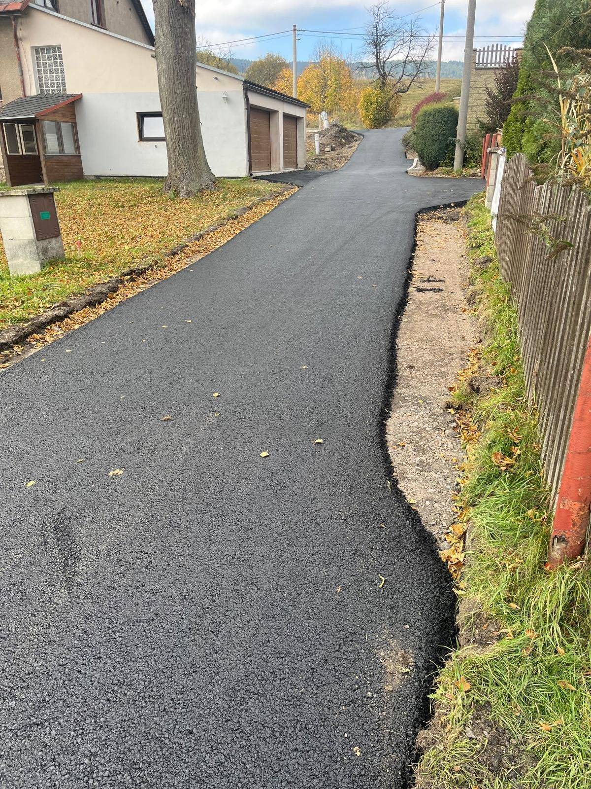 V souvislosti s druhou etapou asfaltování na Bílé Vodě nebude dnes (resp. 24 hodin hodin po položení finální vrstvy asfaltu) možné projet kolem nádraží v Bílé Vodě a některých jiných drobných úsecích mísrních komunikací. Neporušujte zákaz vjezdu tak, aby nedošlo k poškození nové komunikace. Všechny úseky se dají objet jinou trasou. Další etapa asfaltování proběhne ještě v listopadu.