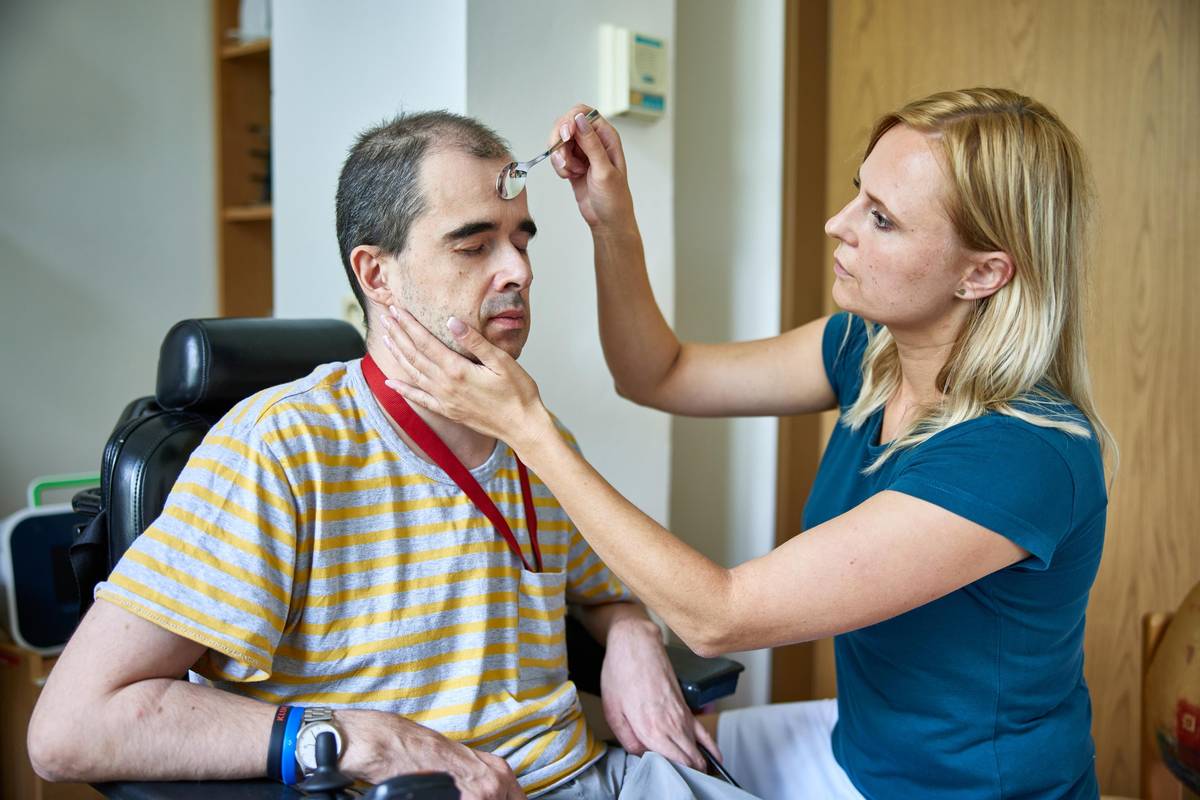 Pečujete dlouhodobě o svého blízkého s hendikepem? Domov sv. Josefa v Žirči nabízí krátkodobé odlehčovací pobyty určené především pro nemocné s roztroušenou sklerózou, ale i osobám s jinými neurologickými diagnózami či seniorům, jejichž rodiny potřebují na určitou dobu ulevit od každodenní péče. Během pobytu u nás mají klienti zajištěnou odbornou ošetřovatelskou péči, rehabilitace, aktivizační terapie i podporu soběstačnosti. Pečující tak získávají čas pro sebe, k odpočinku i načerpání nových sil — s jistotou, že je o jejich blízkého dobře postaráno. Kontakt: 731 037 043 (po–pá 8–14 h) E-mail: socialnios@dsj-zirec.cz Více informací: www.domovsvatehojosefa.cz/odlehcovaci-pobyt