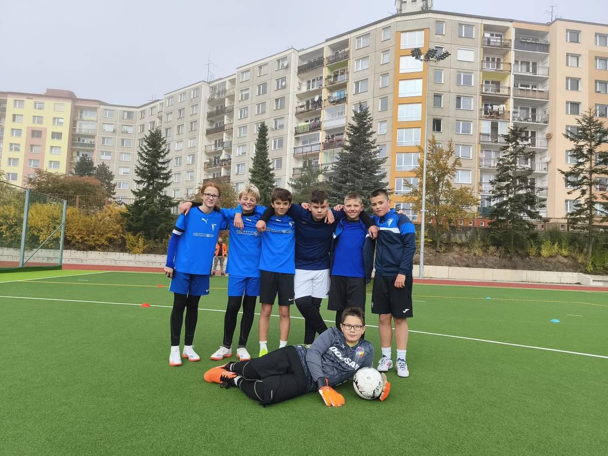 Začátkem týdne, v pondělí 13. a úterý 14. října, se žáci naší školy zúčastnili turnaje ve futsalu. Přestože počasí bylo chladné, účastníkům přálo – během obou dní nepršelo, a tak se zápasy mohly odehrát v plánovaném čase i tempu.
